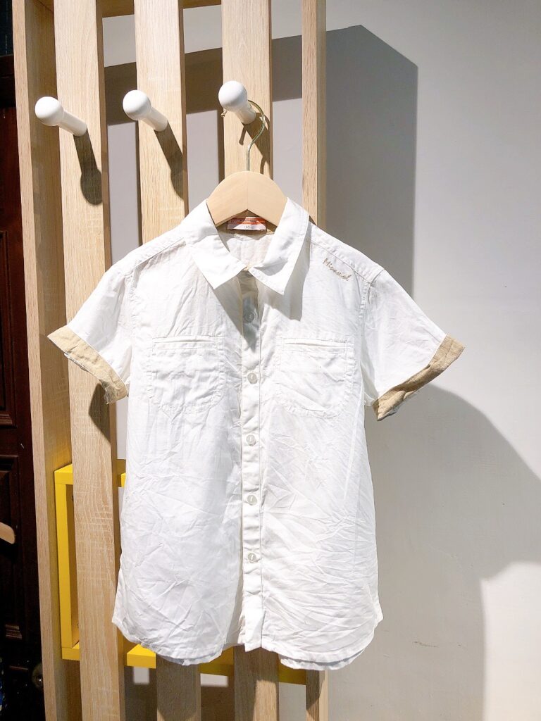 白色卡其袖口造型短袖男童襯衫(130)
NT$59