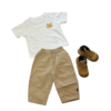 動物電繡圖案寬版白色短袖男童上衣及卡其色薄長褲二件組(90公分)(無短靴)