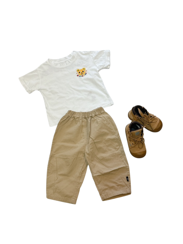 動物電繡圖案寬版白色短袖男童上衣及卡其色薄長褲二件組(90公分)(無短靴)